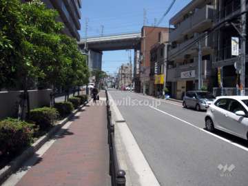 敷地西側の前面道路
