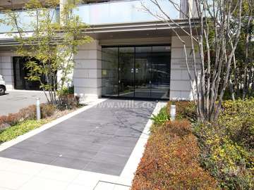 エントランスアプローチ。両脇に植栽スペースが設けられています。