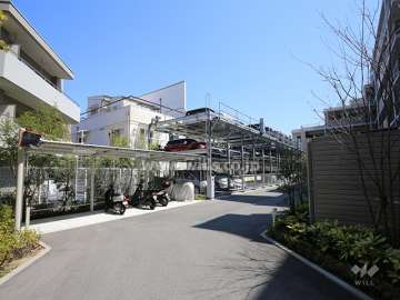 敷地内駐車場（屋外機械式）とバイク置き場