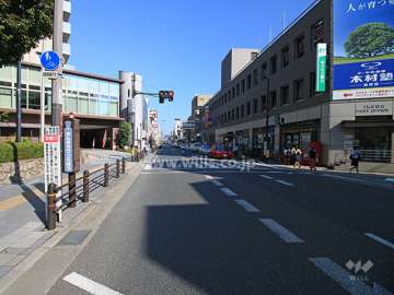 敷地南側の前面道路（西側から）