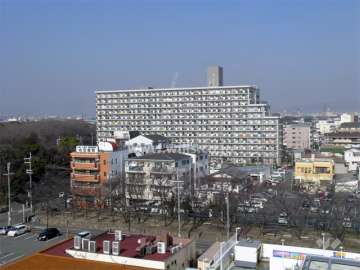 日商岩井グリーンサイドマンションの外観（南側から）　周辺は区画の整った住宅地です。