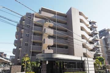 ライオンズヴィアーレ三鷹さくら通りの外観（北西側から）