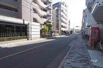 敷地西側の前面道路