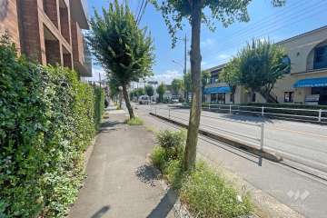 敷地西側の前面道路（北側から）