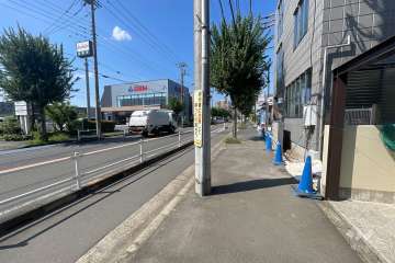 敷地西側の前面道路（南側から）