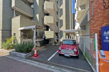 敷地内駐車場（屋外平面式）と駐輪場