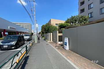 敷地西側の前面道路