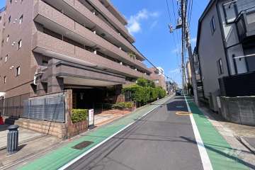 敷地東側の前面道路（南側から）