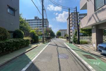 敷地東側の前面道路（北側から）