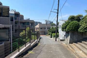 敷地北西側の前面道路