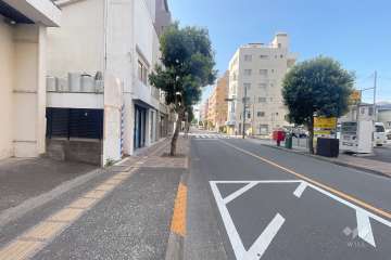 敷地東側の前面道路（北側から）
