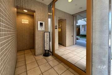 エントランスはオートロック付きです。