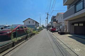 敷地北東側の前面道路（北西側から）