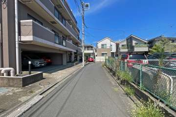 敷地北東側の前面道路（南東側から）
