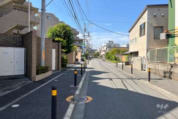 敷地北東側の前面道路（南東側から）