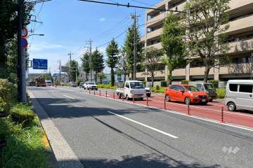 敷地南側の前面道路（東側から）