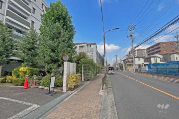 敷地の北側前面道路（東側から）