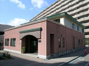 敷地中央にある管理棟