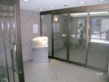 エントランスはオートロック付きです。