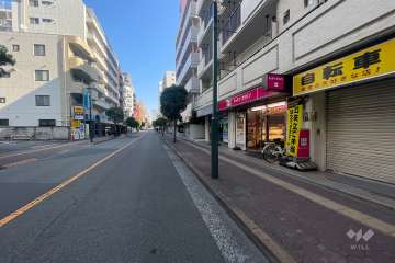 敷地西側の前面道路
