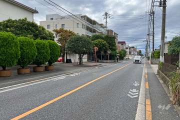 敷地の北側前面道路（東側から）