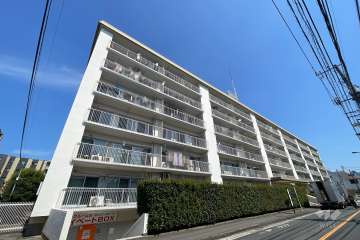 三鷹ナショナルコートの外観（南西側から）