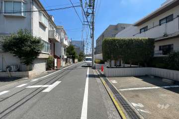 敷地の北側前面道路（西側から）