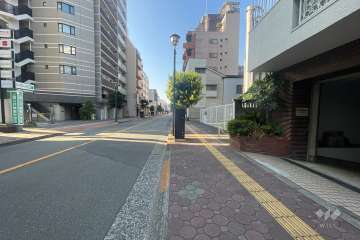 敷地の東側前面道路（北側から）