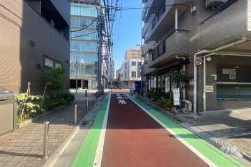 敷地西側の前面道路