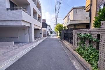 敷地西側の前面道路（北側から）