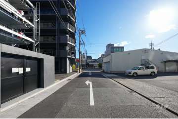 敷地西側の前面道路(北側から)