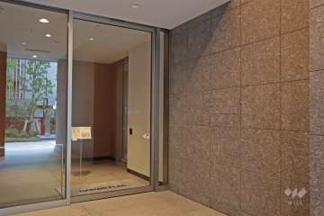 敷地東側のエントランス