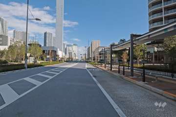 敷地北西側の前面道路(南西方面から)