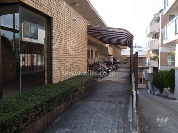 エントランス横に駐輪場
