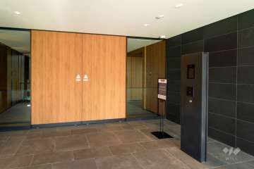 エントランスはオートロック付きです。