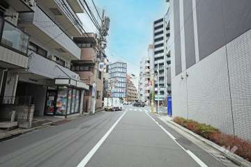 敷地西側の前面道路