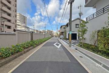 敷地西側の前面道路(南側から)
