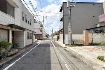 敷地南側の前面道路（東側から）