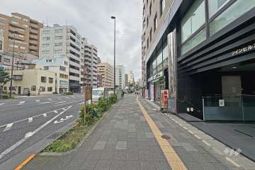 北東側前面道路は春日通りです（北西側から）。