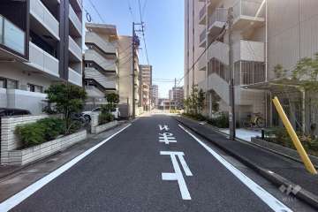 敷地北側の前面道路(鍋屋町通り)