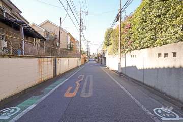 敷地南側の前面道路(東側から)