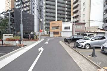 敷地北側の前面道路（東側から）