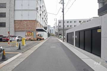 敷地北側の前面道路（西側から）