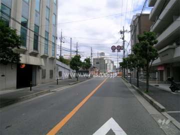 敷地北側の前面道路（前方に見えるのは国道176号線との交差点です。）