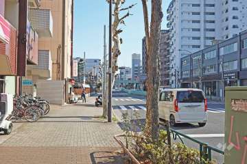 敷地南側の前面道路（西側から）