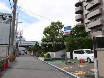 敷地南側の前面道路。少し西へ行くと阪神高速池田線が走っています。