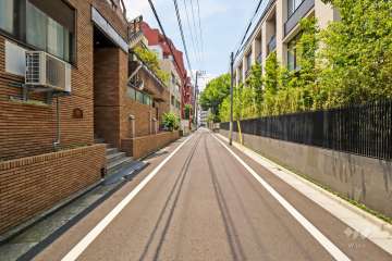 敷地南側の前面道路(東側から)
