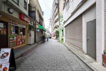 敷地西側の前面道路