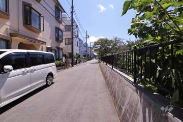 敷地西側の前面道路（北側から）