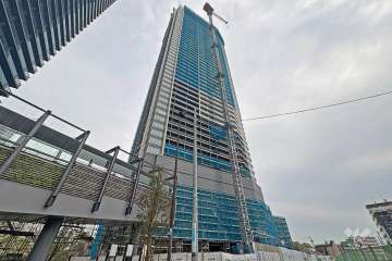 プラウドタワー池袋の外観（北西側から）※建築中2026年4月現在（2027年2月中旬竣工予定）